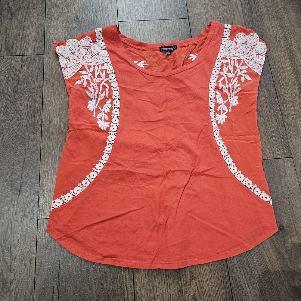 One.September Sleeveless Red Blouse with White Lace Details Size Small